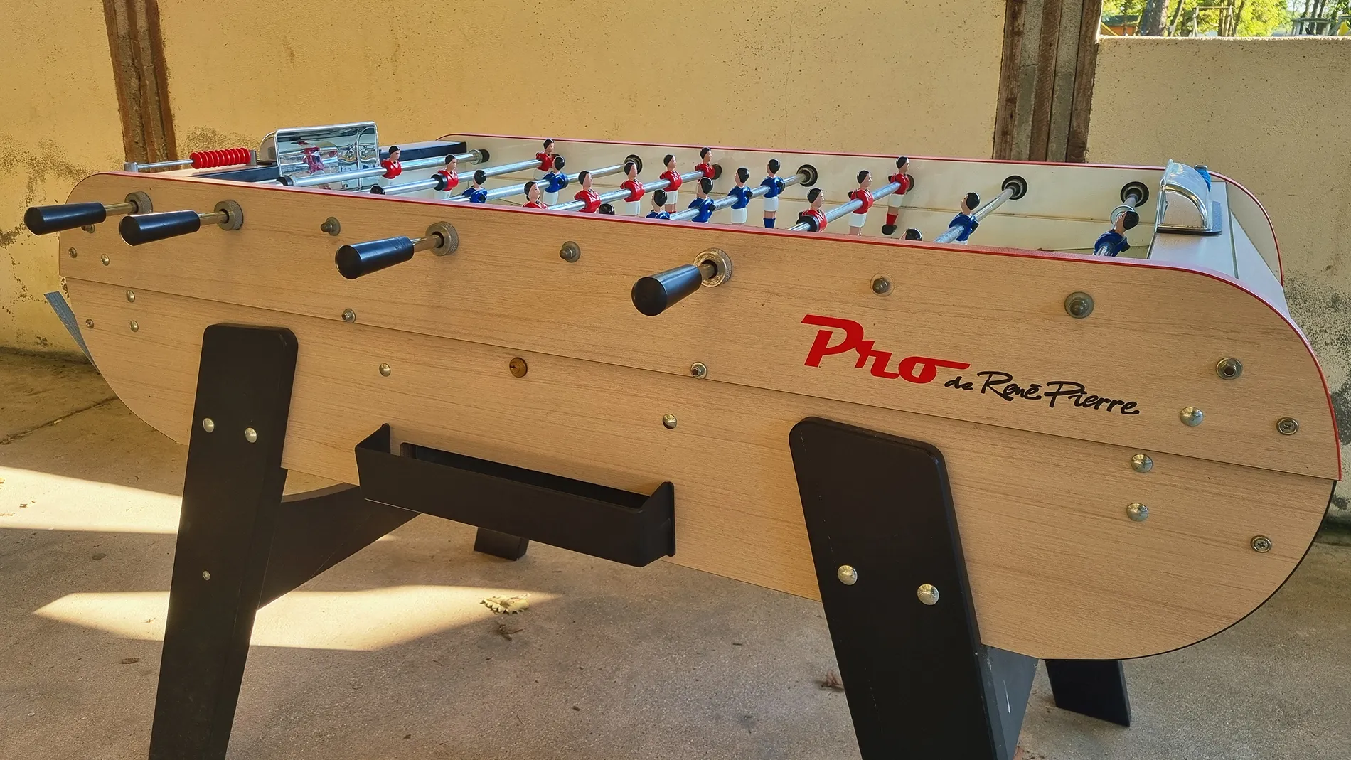 Baby-foot et jeu de fléchettes