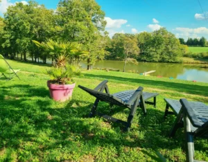 Espace détente devant étang
