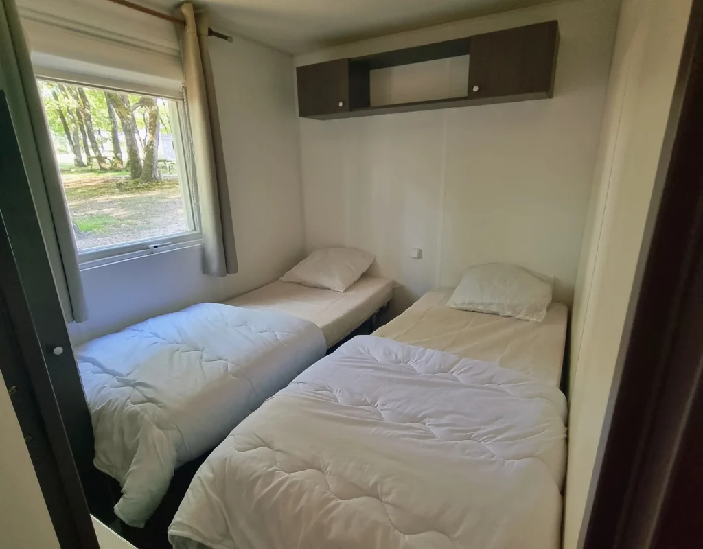Chambre 2 avec 2 lits simples mobil-home 6 personnes